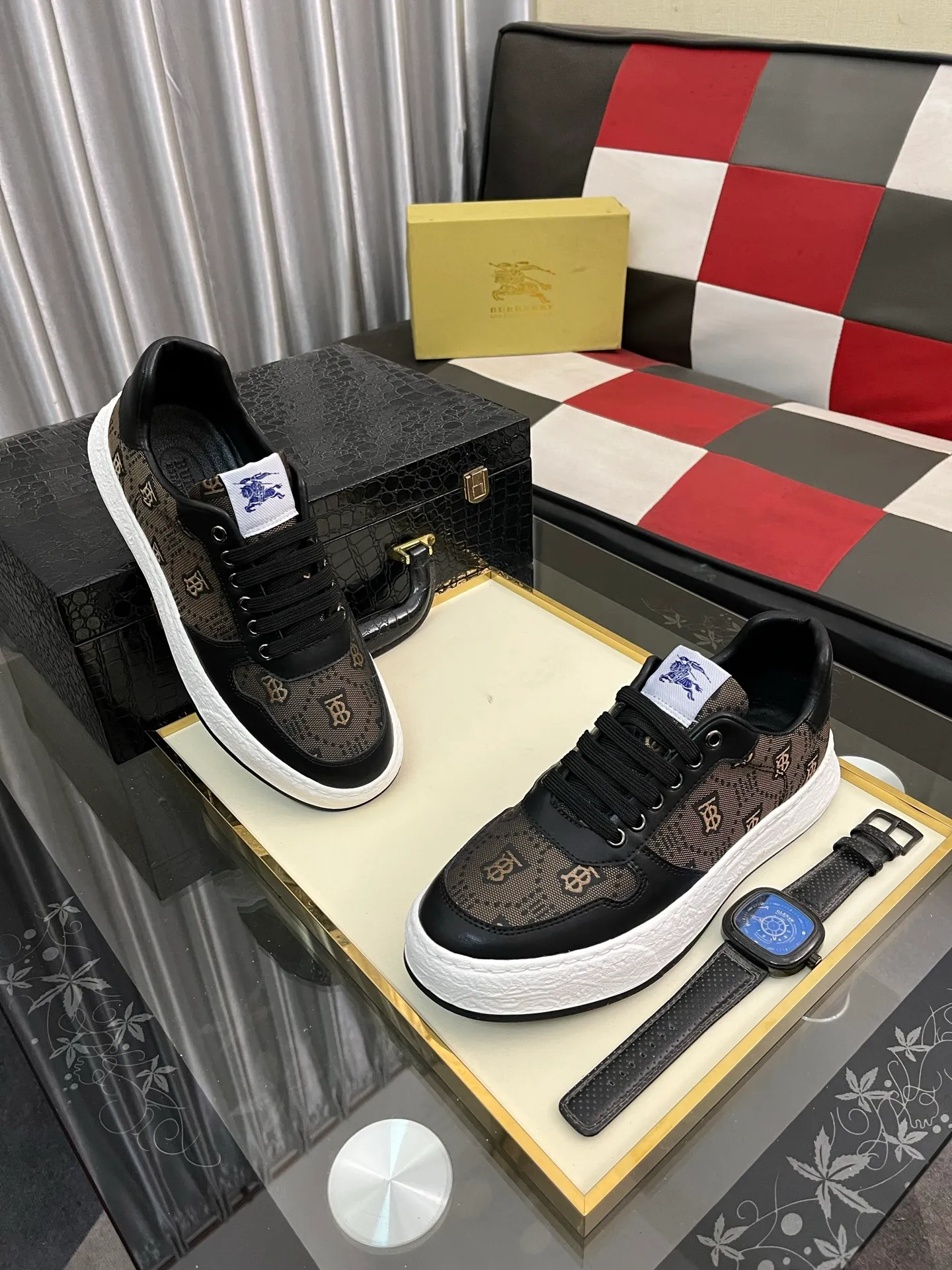 Men's Men's Shoes💰420⌚️⌚️Burberry---Size: 38-44 Burberry men's classic casual shoes! Imported silk cowhide combined with classic plaid fabric, fashionable and British style, imported calfskin lining, super soft and waxy, very comfortable on the feet! 2️⃣colors available